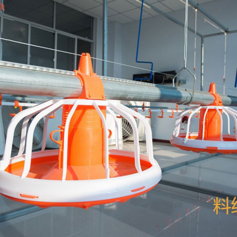 Automatic feedin pan system for broilers